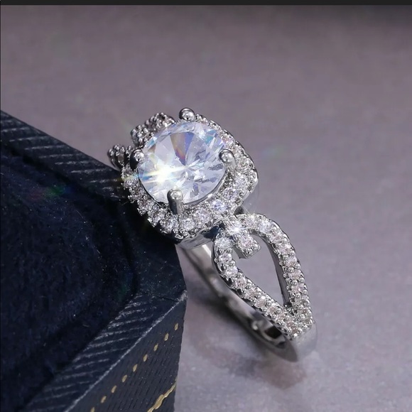 New Women’s 935 Silver Diamond Beautiful Ring - Picture 5 of 8